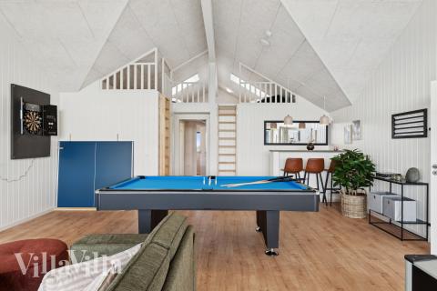 I tillegg til alle aktivitetsmulighetene i husets bassengavdeling, kan du også spille biljard, bordtennis og dart i luksushus nr. 695
