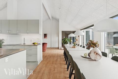 Det er plass til 20 personer i det store lyse oppholdsrommet i luksushus nr. 695.