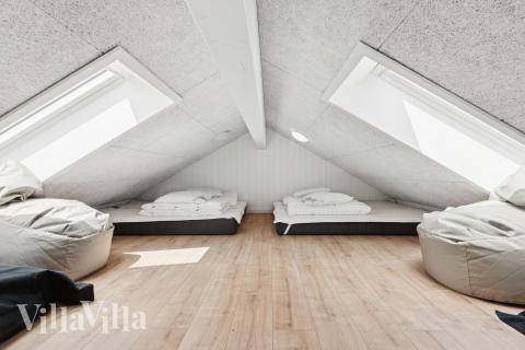 Noen av de 20 soveplassene i luksushus nr. 695 finnes på hems