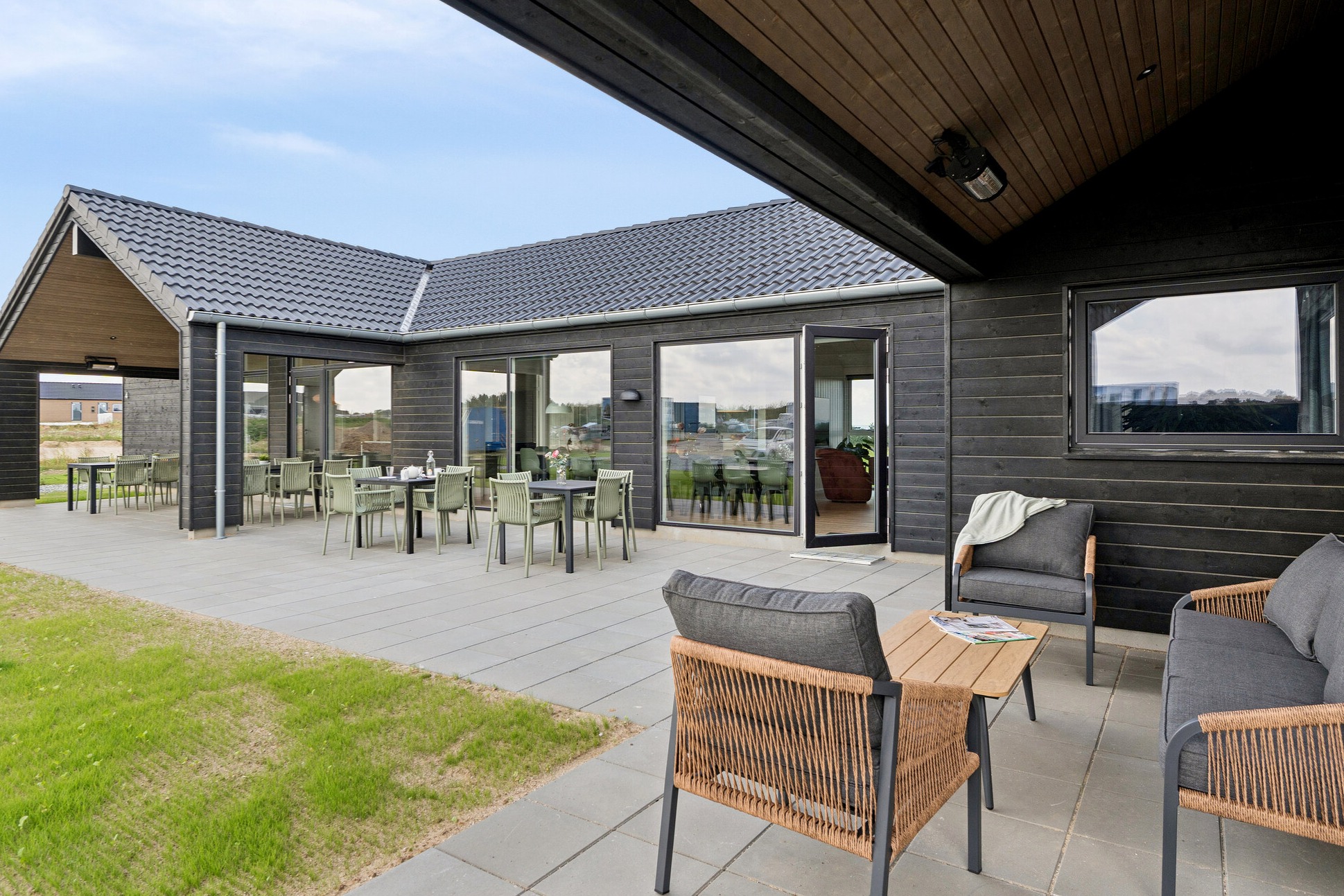 På terrassen i feriehus nr. 695 er det plass til 20 personer.