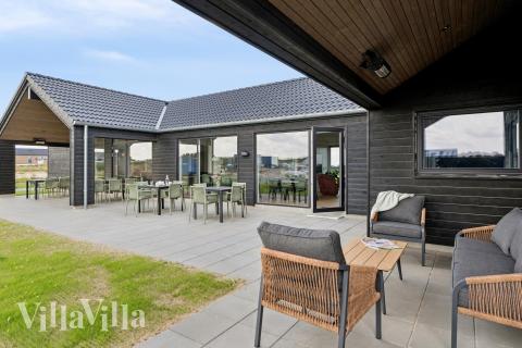 På terrassen i feriehus nr. 695 er det plass til 20 personer.