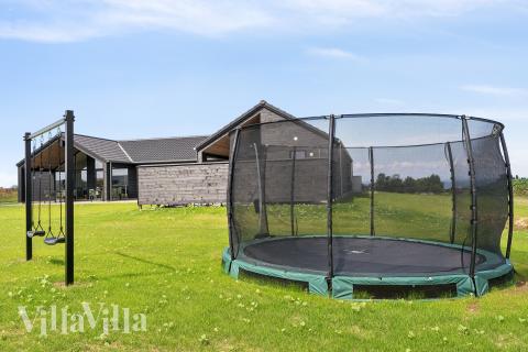 I det attraktive feriehuset nr. 695 i Fyn og øyer finnes det mengder av utendørsaktiviteter, som leketårn og huskestativ.