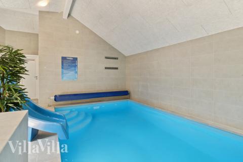 Feriehus 811 har et flott basseng med sklie, et stort innebygd boblebad og en badstue