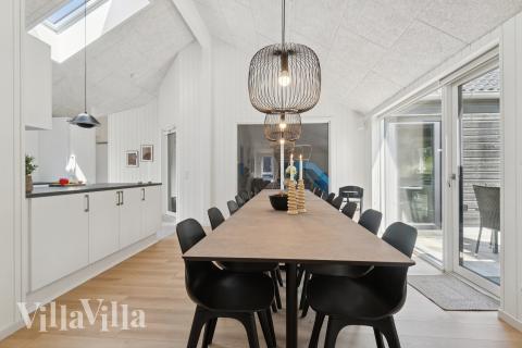 Det er plass til 16 personer i det store lyse oppholdsrommet i luksushus nr. 811.