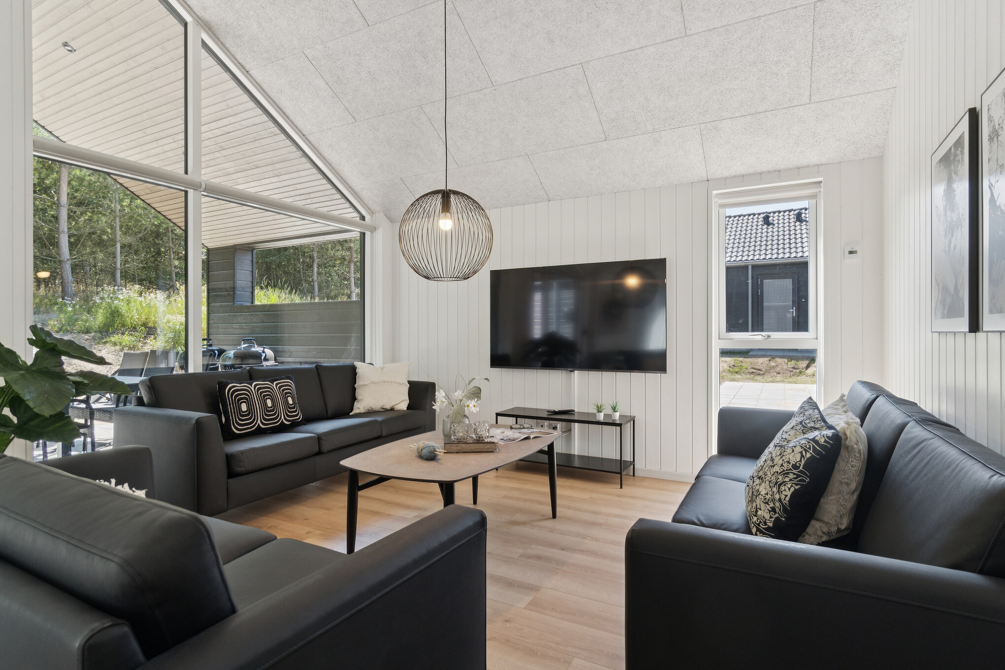 Sofaen i luksushus nr. 811 i Østjylland er perfekt for å hygge seg med et brettspill eller se en film sammen.