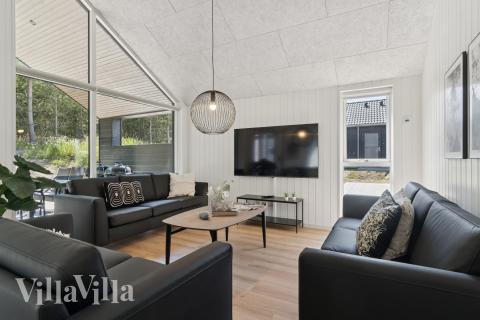 Sofaen i luksushus nr. 811 i Østjylland er perfekt for å hygge seg med et brettspill eller se en film sammen.