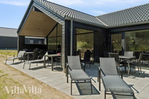 Luksushus nr. 811 har en deilig terrasse med gode hagemøbler til 16 personer.