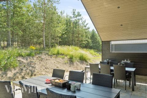 Nyt en grillkveld på terrassen i luksushus nr. 811 i Østjylland