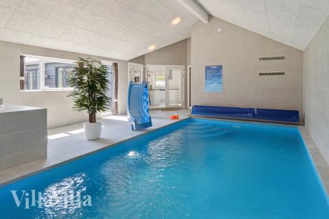 Feriehus 815 har et flott basseng med sklie, et stort innebygd boblebad og en badstue