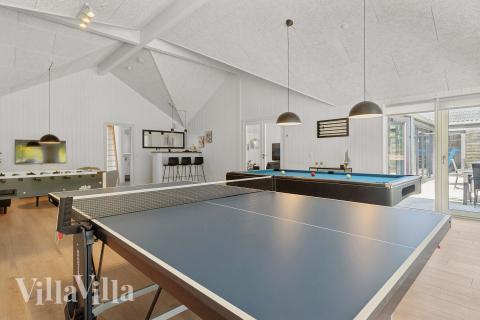 I tillegg til alle aktivitetsmulighetene i husets bassengavdeling, kan du også spille biljard, bordtennis og dart i luksushus nr. 815