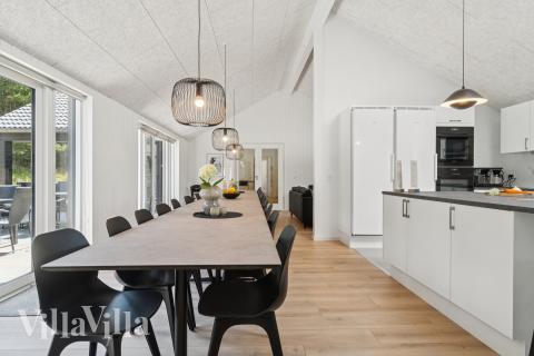 Det er plass til 26 personer i det store lyse oppholdsrommet i luksushus nr. 815.