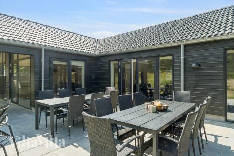 Luksushus nr. 815 har en deilig terrasse med gode hagemøbler til 26 personer.