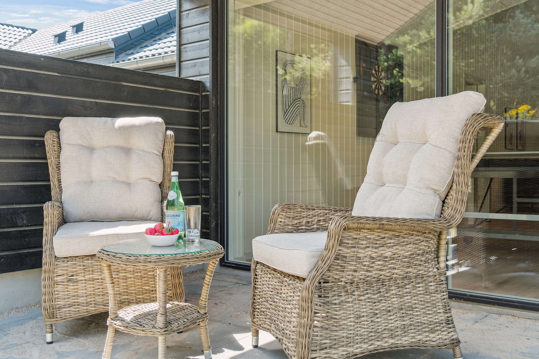 Nyt en grillkveld på terrassen i luksushus nr. 815 i Østjylland