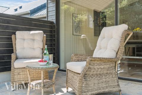 Nyt en grillkveld på terrassen i luksushus nr. 815 i Østjylland