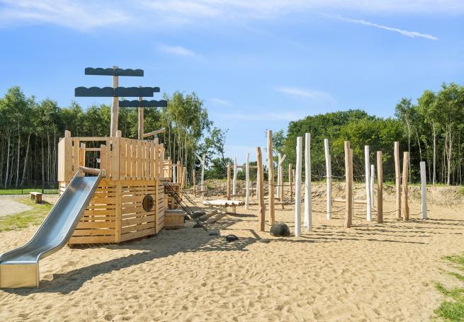 I det attraktive feriehuset nr. 802 i Østjylland finnes det mengder av utendørsaktiviteter, som leketårn og huskestativ.