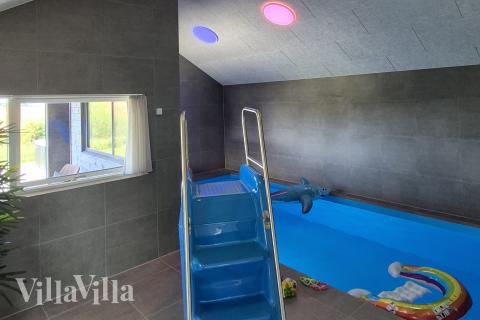 Det flotte bassenget i luksushus nr. 668 til 16 personer