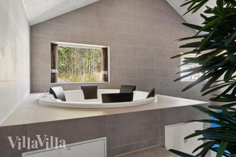 Nyt varmen i boblebadet i luksushus nr. 817 i Østjylland