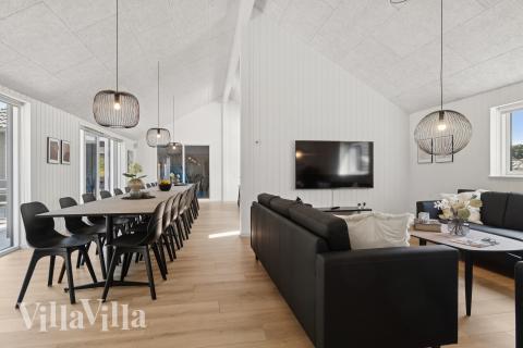 Det er plass til 24 personer i det store lyse oppholdsrommet i luksushus nr. 817.