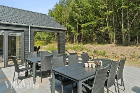 Luksushus nr. 817 har en deilig terrasse med gode hagemøbler til 24 personer.