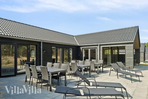 Nyt en grillkveld på terrassen i luksushus nr. 817 i Østjylland