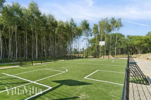 I det attraktive feriehuset nr. 826 i Østjylland finnes det mengder av utendørsaktiviteter, som leketårn og huskestativ.