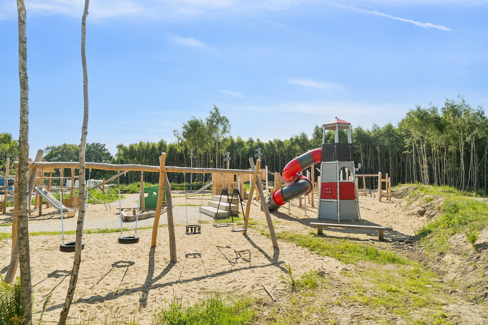 I det attraktive feriehuset nr. 832 i Østjylland finnes det mengder av utendørsaktiviteter, som leketårn og huskestativ.