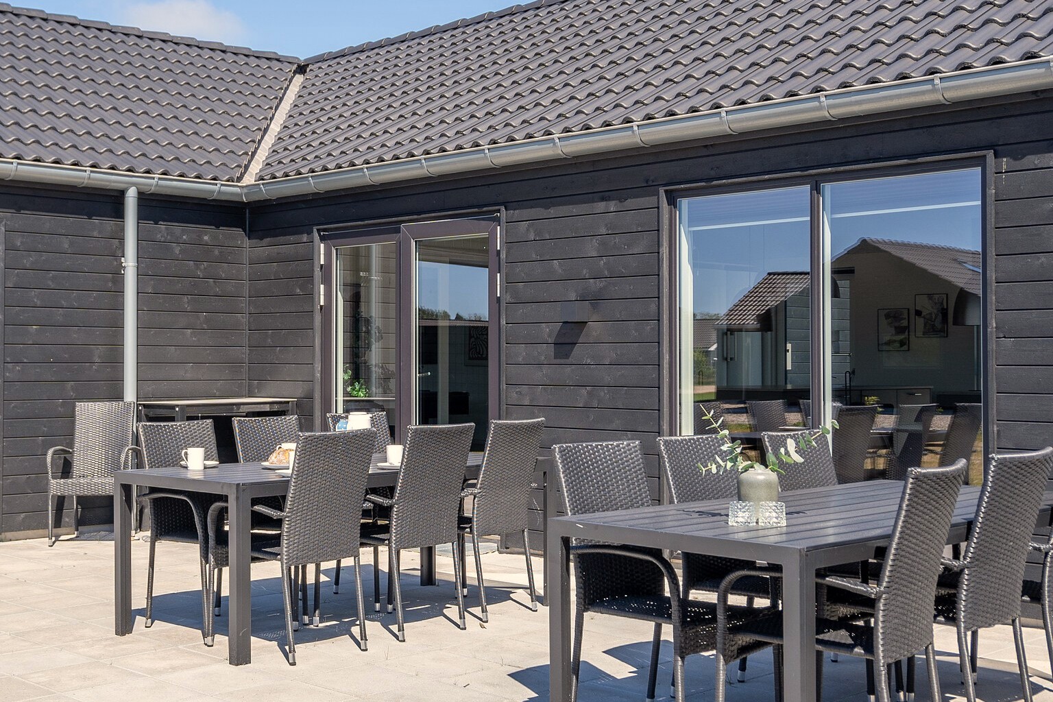 Nyt en grillkveld på terrassen i luksushus nr. 903 i Nordjylland