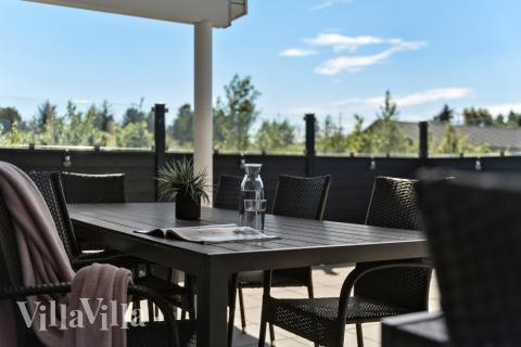 Luksushus nr. 475 har en deilig terrasse med gode hagemøbler til 18 personer.