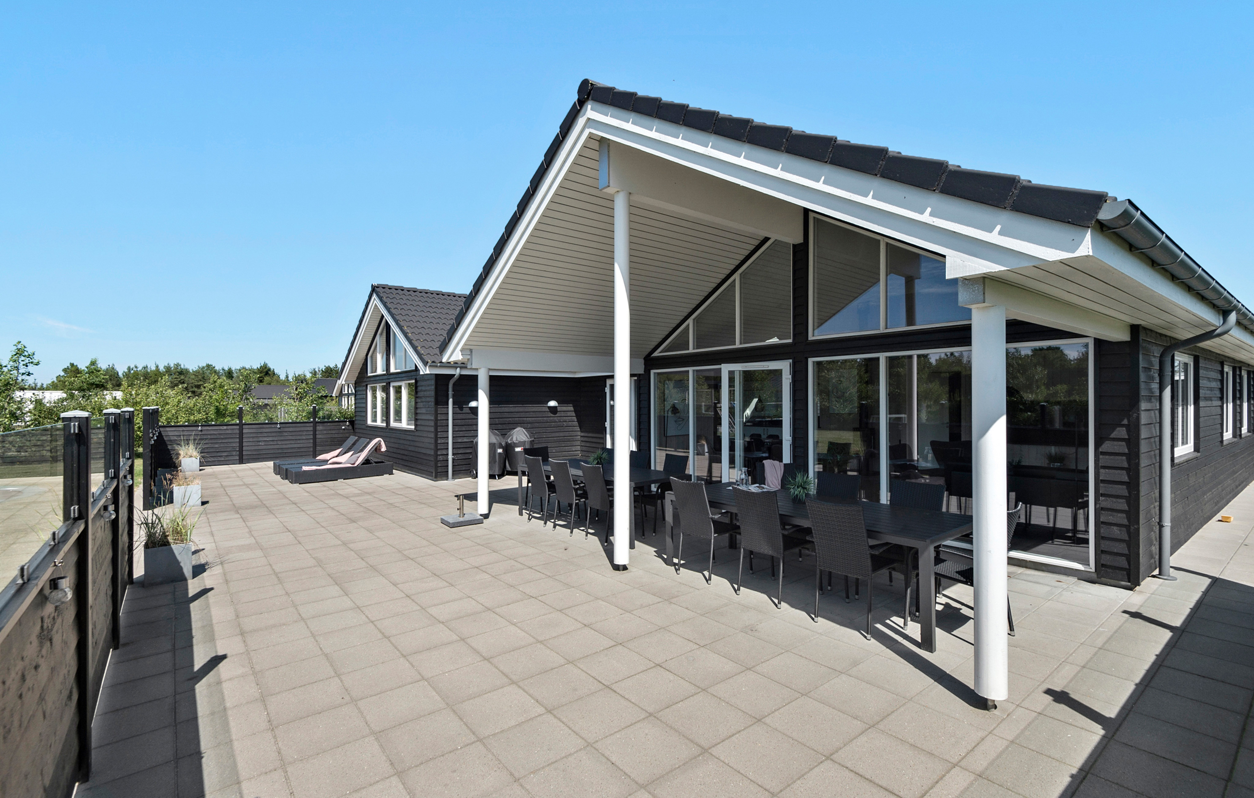 Nyt en grillkveld på terrassen i luksushus nr. 475 i Vestjylland