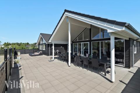 Nyt en grillkveld på terrassen i luksushus nr. 475 i Vestjylland
