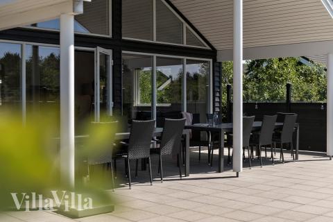 På terrassen i feriehus nr. 475 er det plass til 18 personer.