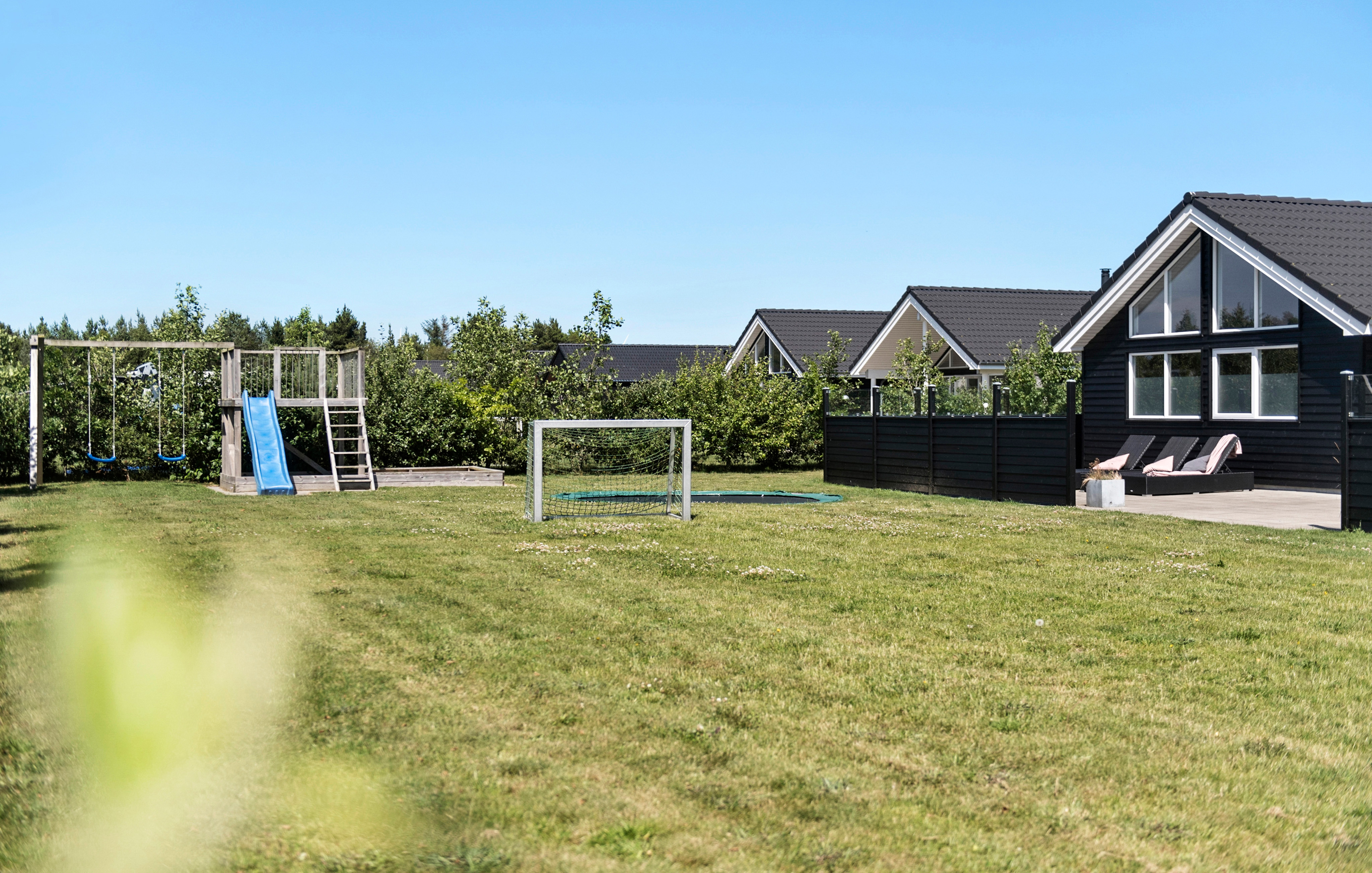 I det attraktive feriehuset nr. 475 i Vestjylland finnes det mengder av utendørsaktiviteter, som leketårn og huskestativ.
