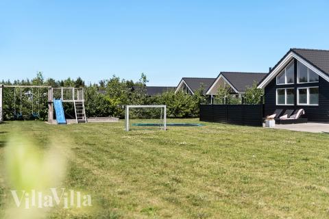 I det attraktive feriehuset nr. 475 i Vestjylland finnes det mengder av utendørsaktiviteter, som leketårn og huskestativ.