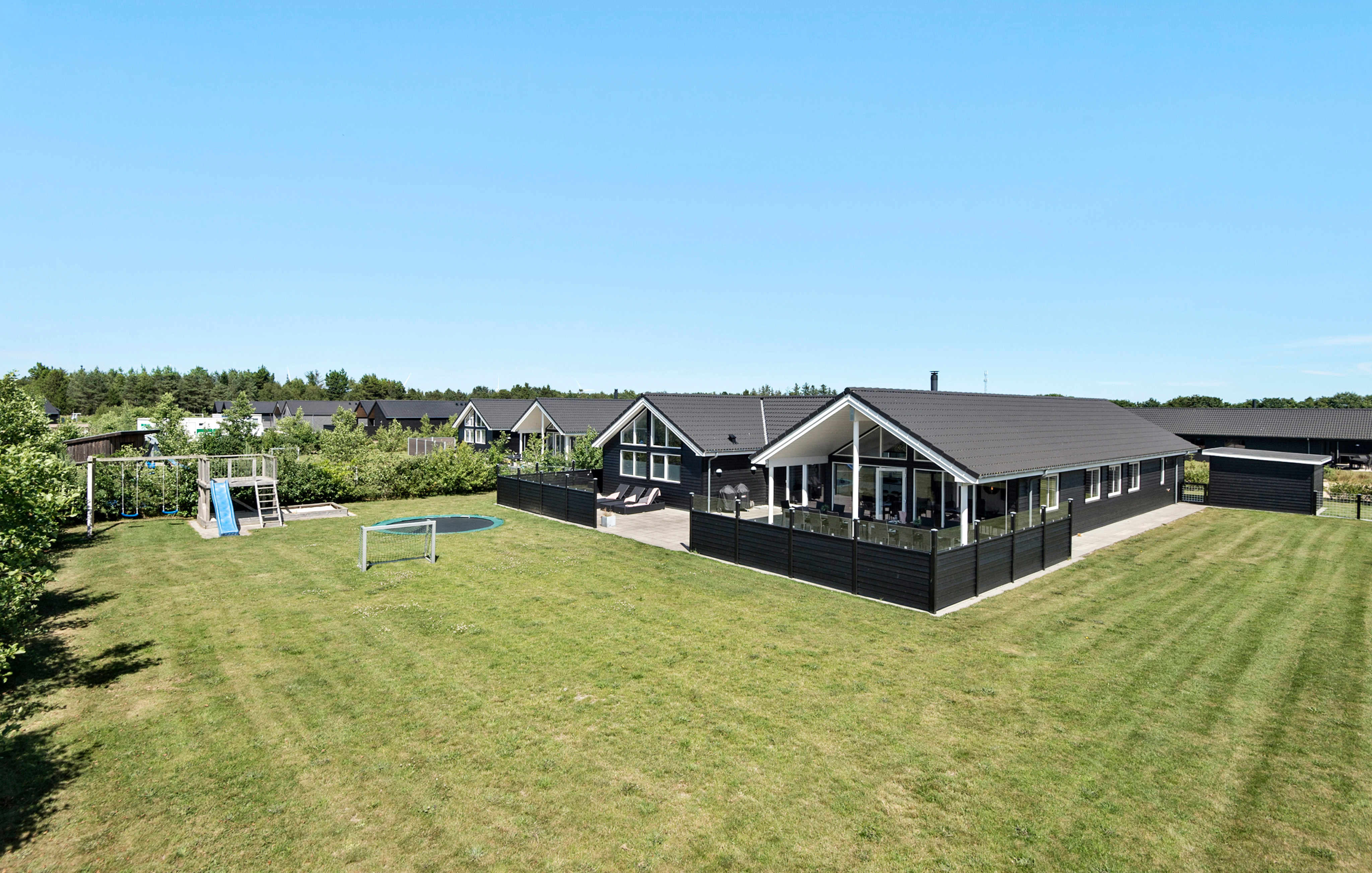 Dette lekre huset med svømmebasseng, nr. 475, med plass til 18 personer, ligger i Vestjylland