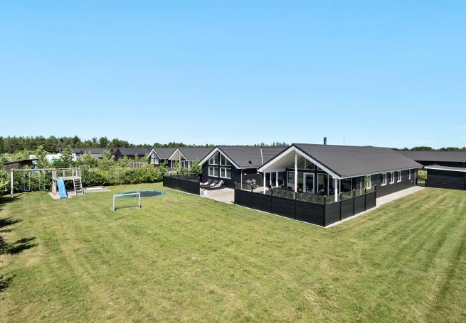 Dette lekre huset med svømmebasseng, nr. 475, med plass til 18 personer, ligger i Vestjylland