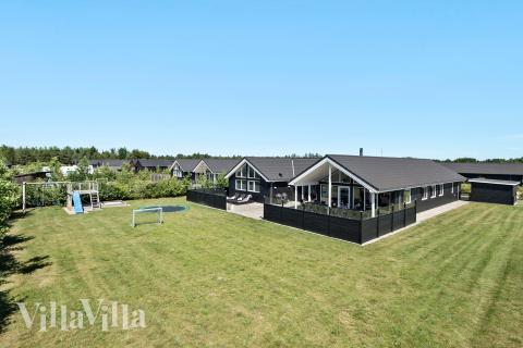 Dette lekre huset med svømmebasseng, nr. 475, med plass til 18 personer, ligger i Vestjylland