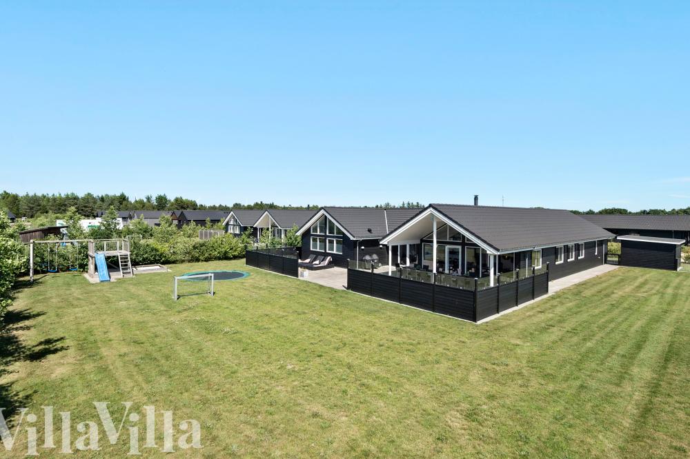 Dette lekre huset med svømmebasseng, nr. 475, med plass til 18 personer, ligger i Vestjylland