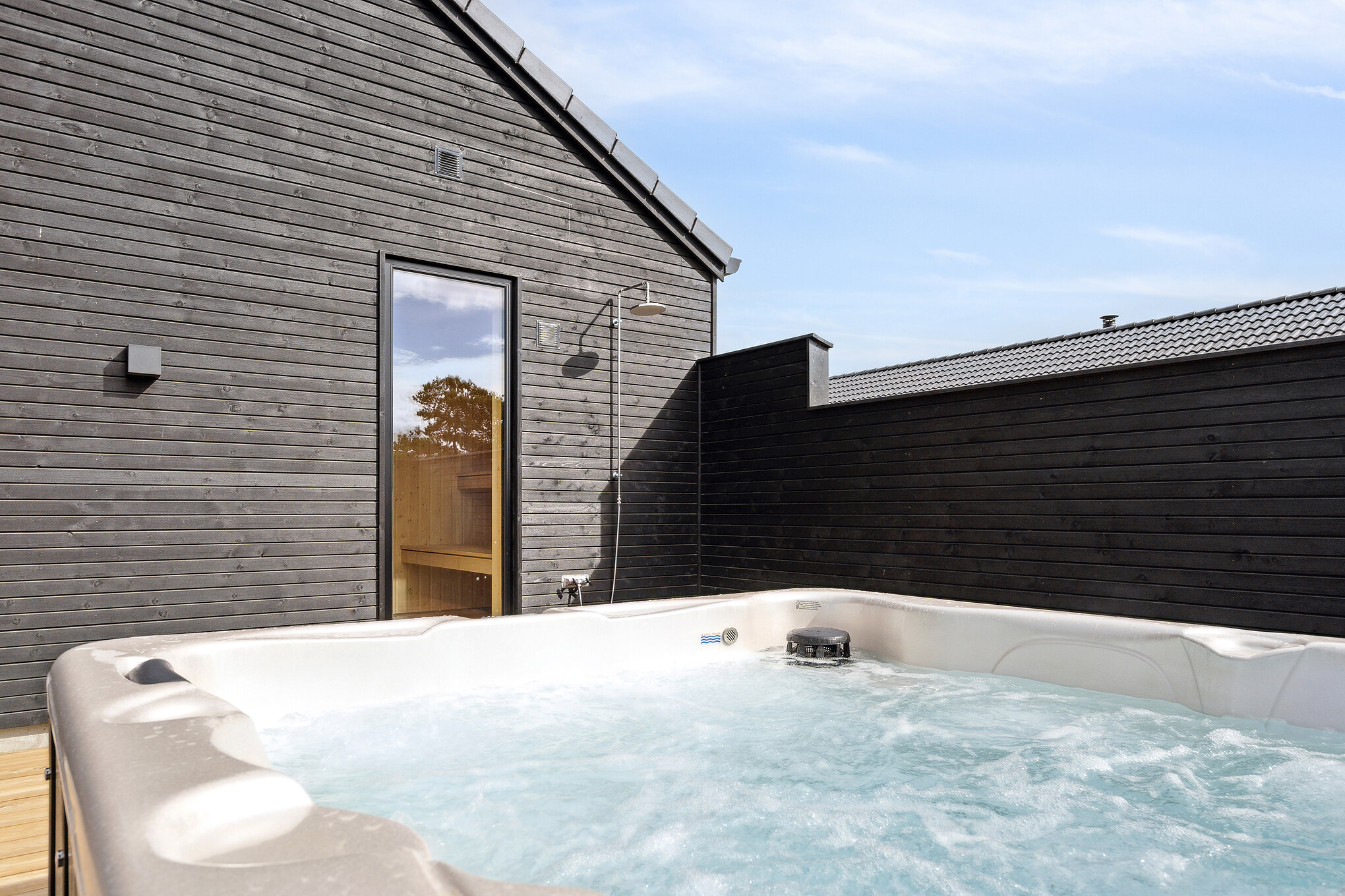 Nyt varmen i boblebadet i luksushus nr. 902 i Nordjylland