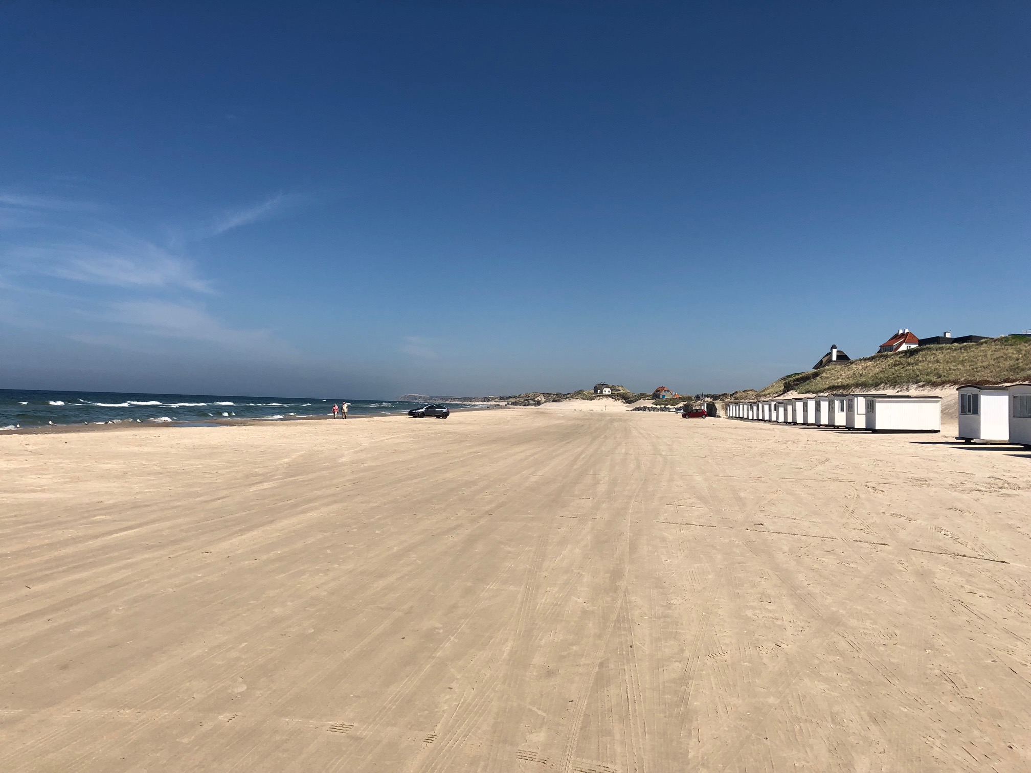 Stranden nær luksushus nr. 902 i Nordjylland er ideell til gåturer.