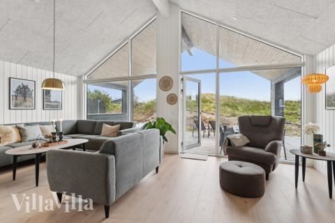 Sofaen i luksushus nr. 672 i Vestjylland er perfekt for å hygge seg med et brettspill eller se en film sammen.