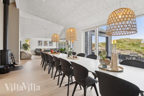 Det er god plass til at 18 personer sitter sammen i feriehusets oppholdsrom under et besøk i luksushus 672 i Vestjylland.