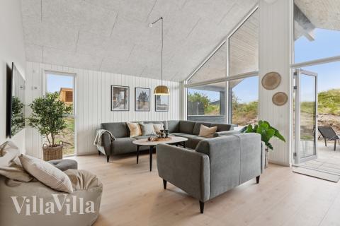 Det er god plass til hygge i feriehusets sofagruppe under oppholdet i luksushus nr. 672