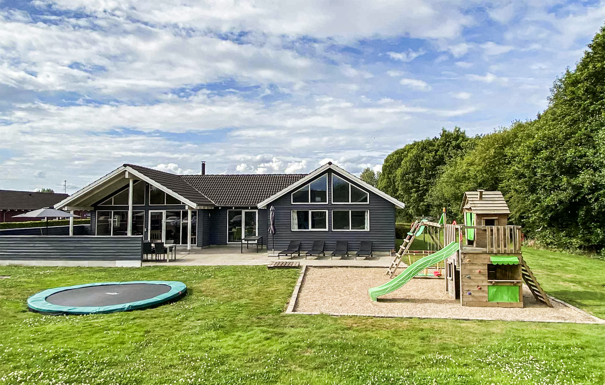 Dette lekre huset med svømmebasseng, nr. 281, med plass til 18 personer, ligger i Sydjylland