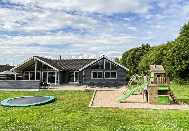 Dette lekre huset med svømmebasseng, nr. 281, med plass til 18 personer, ligger i Sydjylland