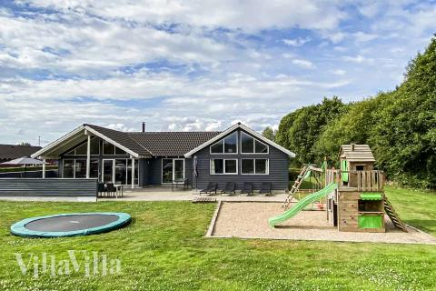 Dette lekre huset med svømmebasseng, nr. 281, med plass til 18 personer, ligger i Sydjylland