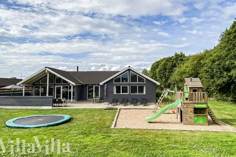 Dette lekre huset med svømmebasseng, nr. 281, med plass til 18 personer, ligger i Sydjylland