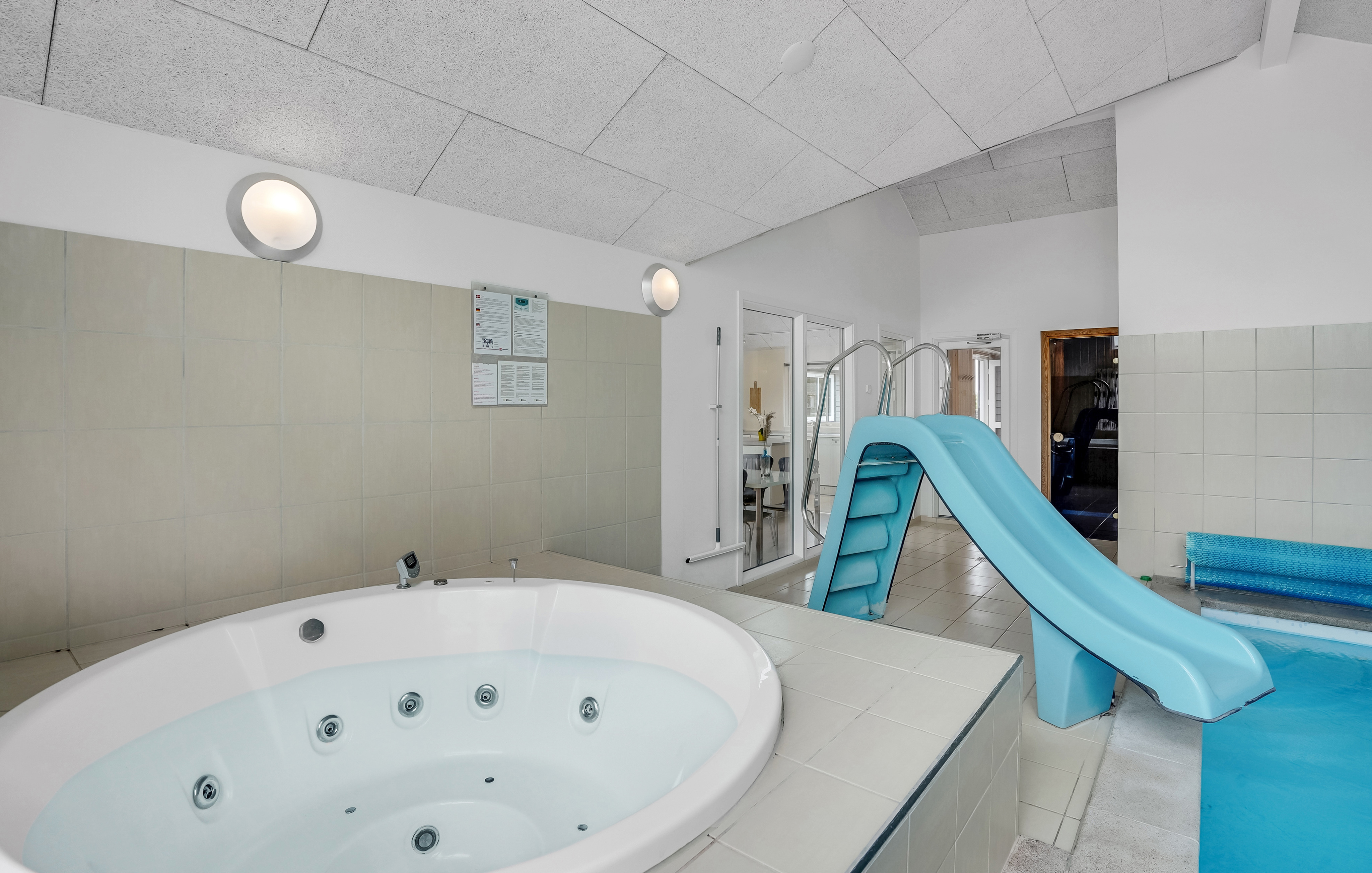 Nyt varmen i boblebadet i luksushus nr. 281 i Sydjylland