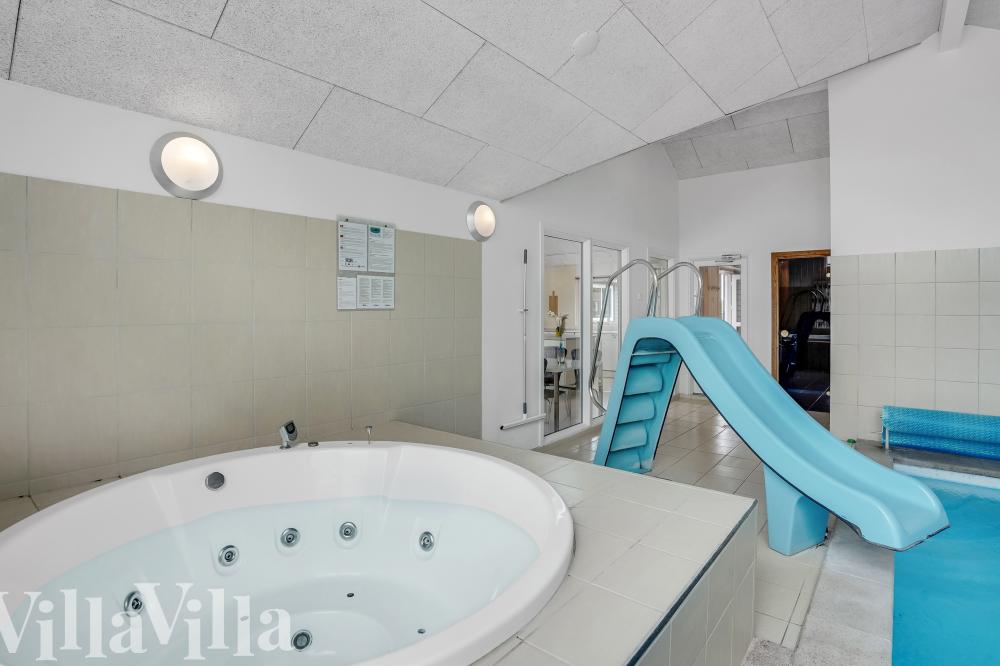 Nyt varmen i boblebadet i luksushus nr. 281 i Sydjylland