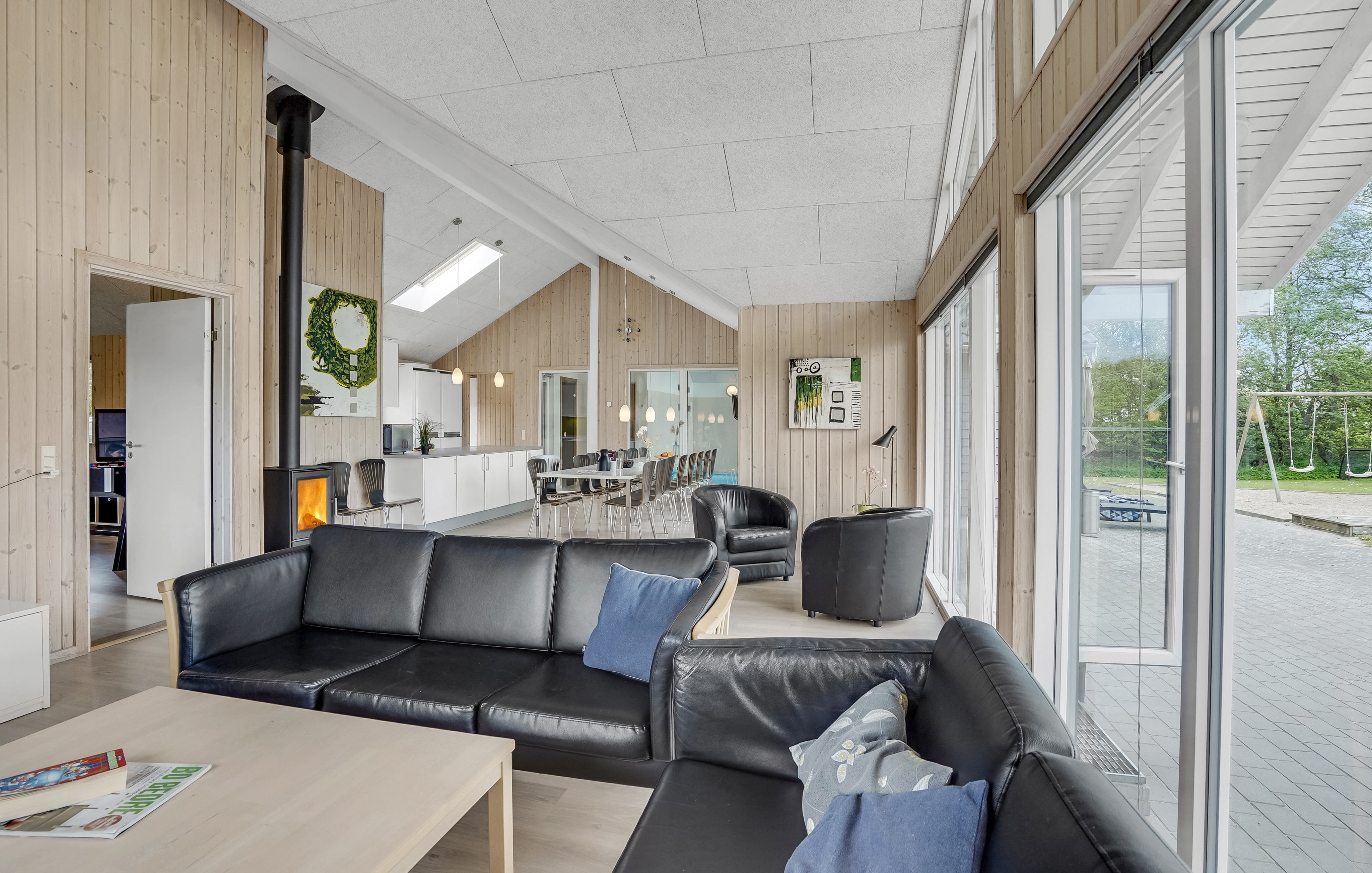 Sofaen i luksushus nr. 281 i Sydjylland er perfekt for å hygge seg med et brettspill eller se en film sammen.