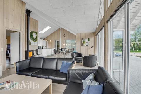 Sofaen i luksushus nr. 281 i Sydjylland er perfekt for å hygge seg med et brettspill eller se en film sammen.